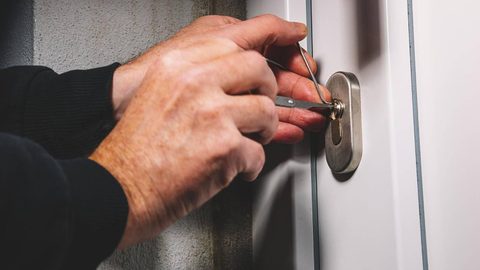 Comment ouvrir une porte claquée sans clé : Guide pratique